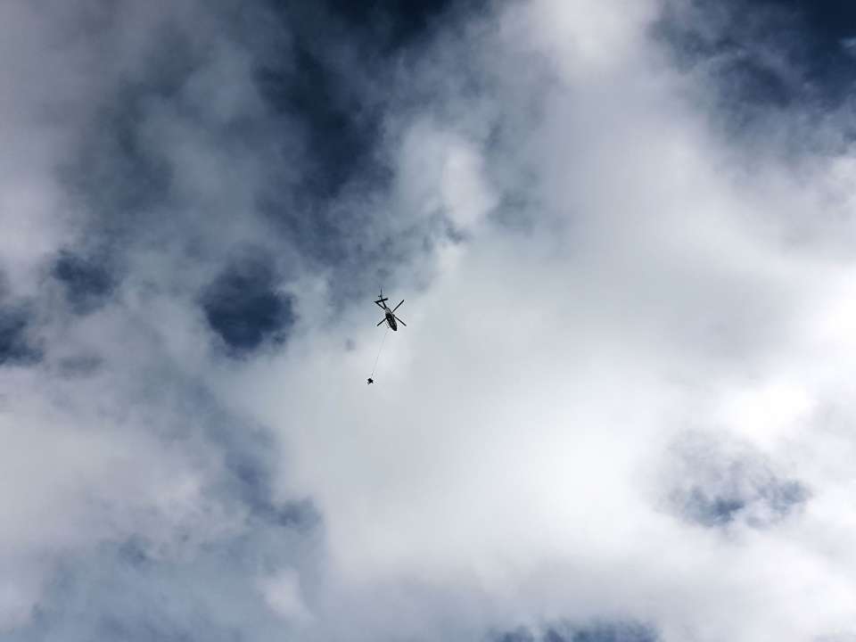 Vrtuľník na oblohe